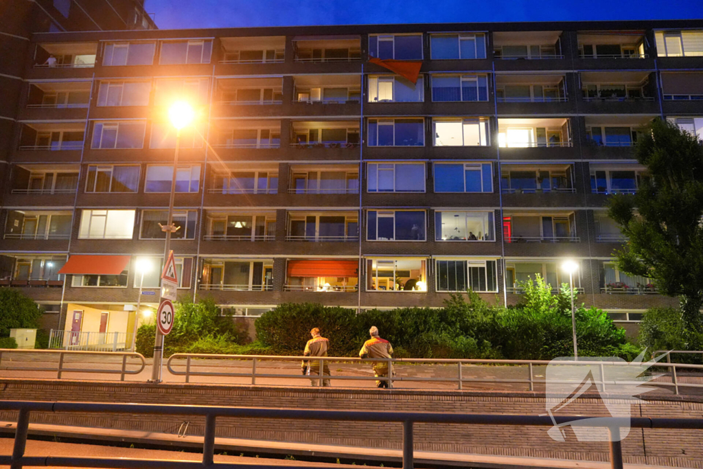 Brandweer verwijdert losgeslagen zonnescherm