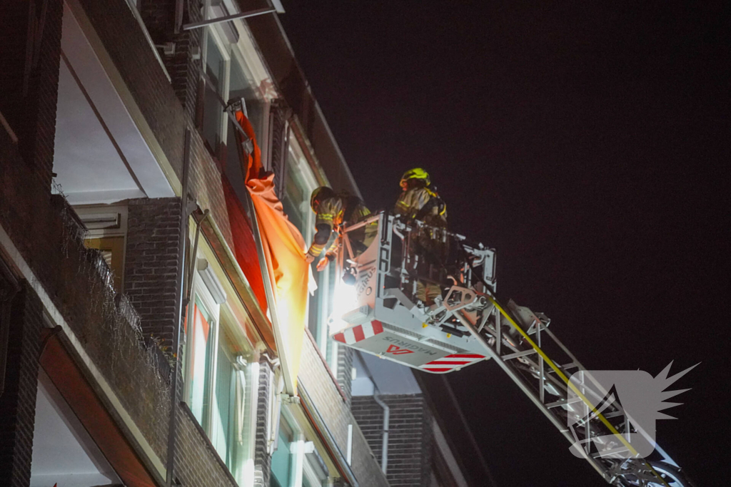 Brandweer verwijdert losgeslagen zonnescherm