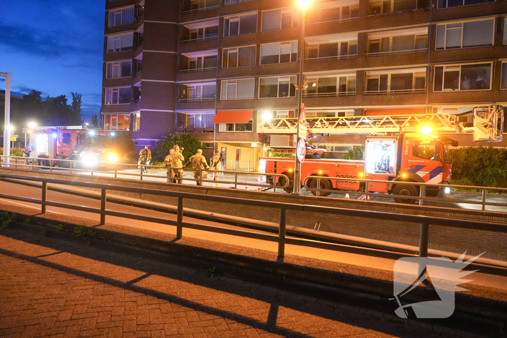 Brandweer verwijdert losgeslagen zonnescherm