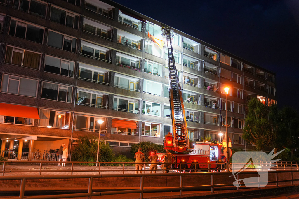 Brandweer verwijdert losgeslagen zonnescherm