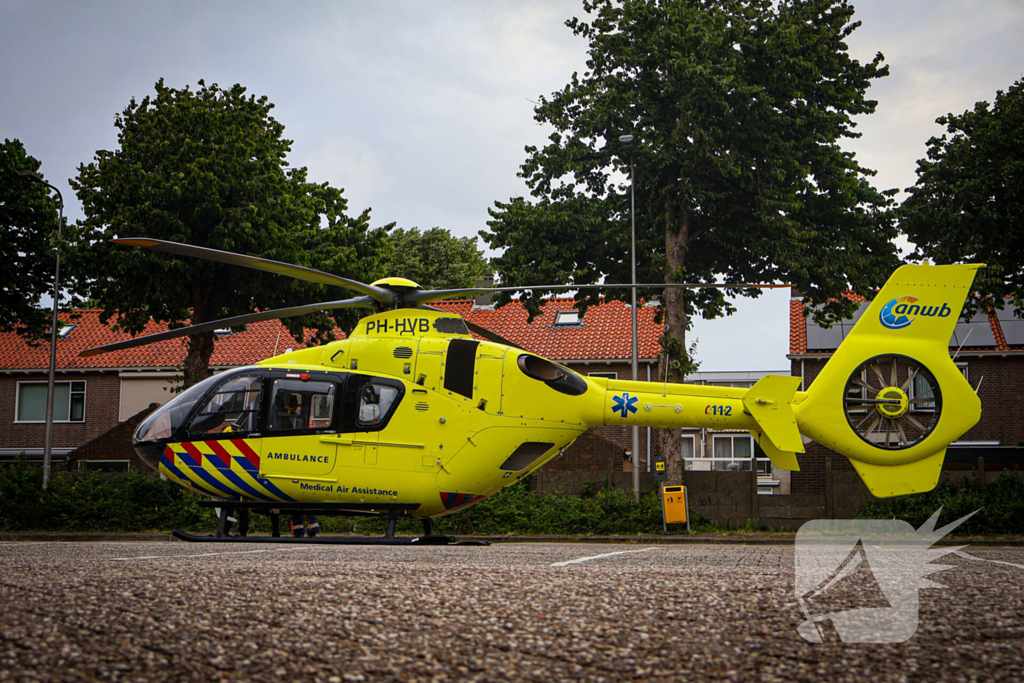 Traumahelikopter landt op parkeerplaats voor medisch incident