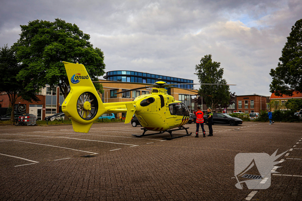 Traumahelikopter landt op parkeerplaats voor medisch incident