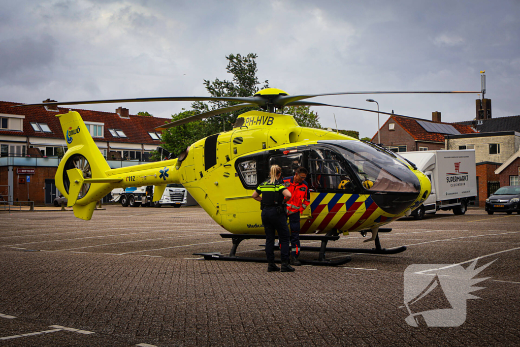 Traumahelikopter landt op parkeerplaats voor medisch incident