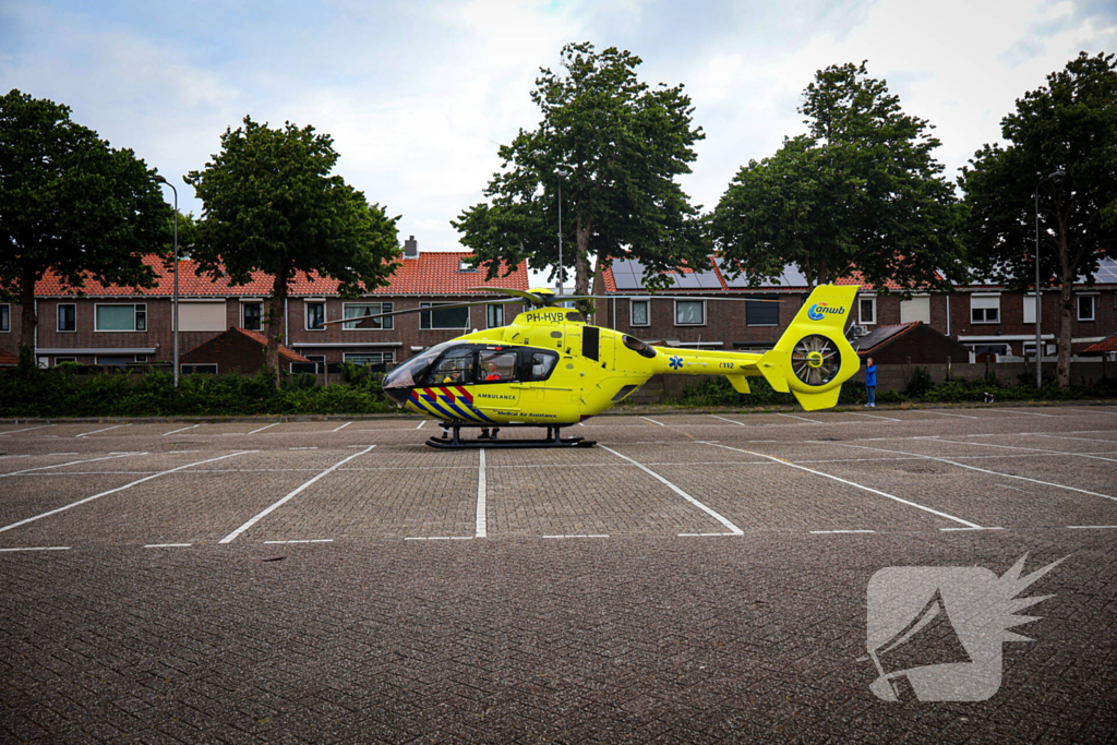 Traumahelikopter landt op parkeerplaats voor medisch incident