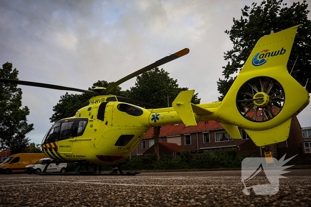 Traumahelikopter landt op parkeerplaats voor medisch incident