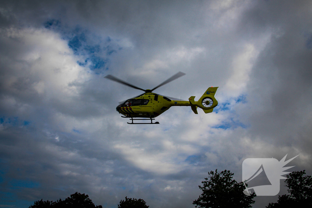 Traumahelikopter landt op parkeerplaats voor medisch incident