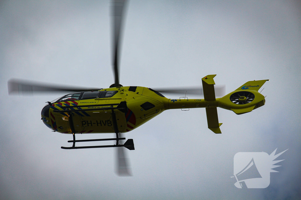Traumahelikopter landt op parkeerplaats voor medisch incident
