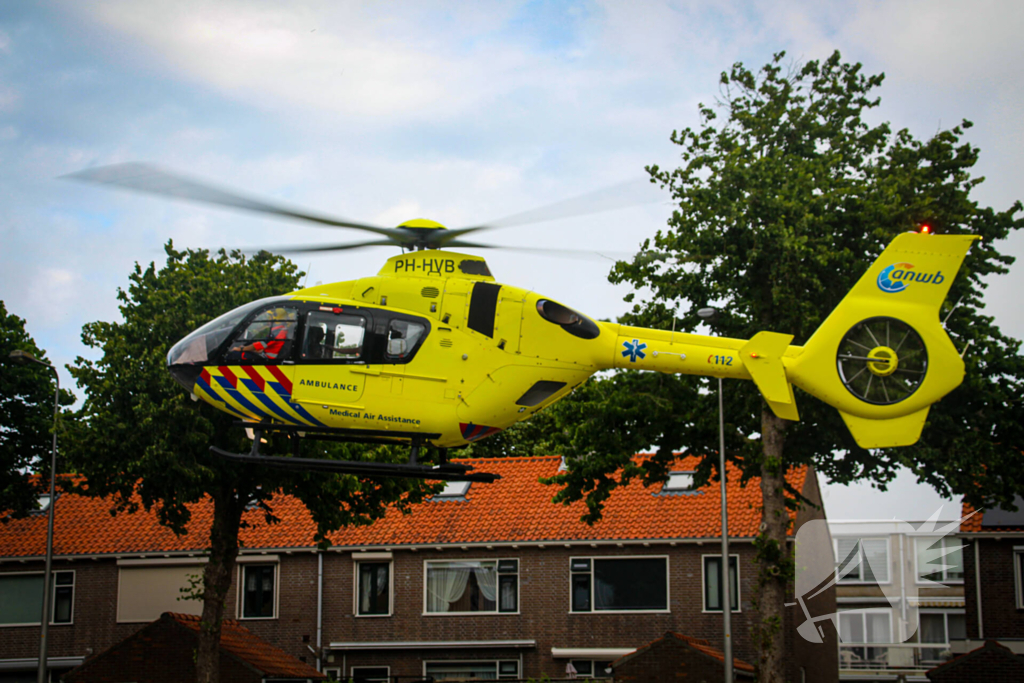 Traumahelikopter landt op parkeerplaats voor medisch incident