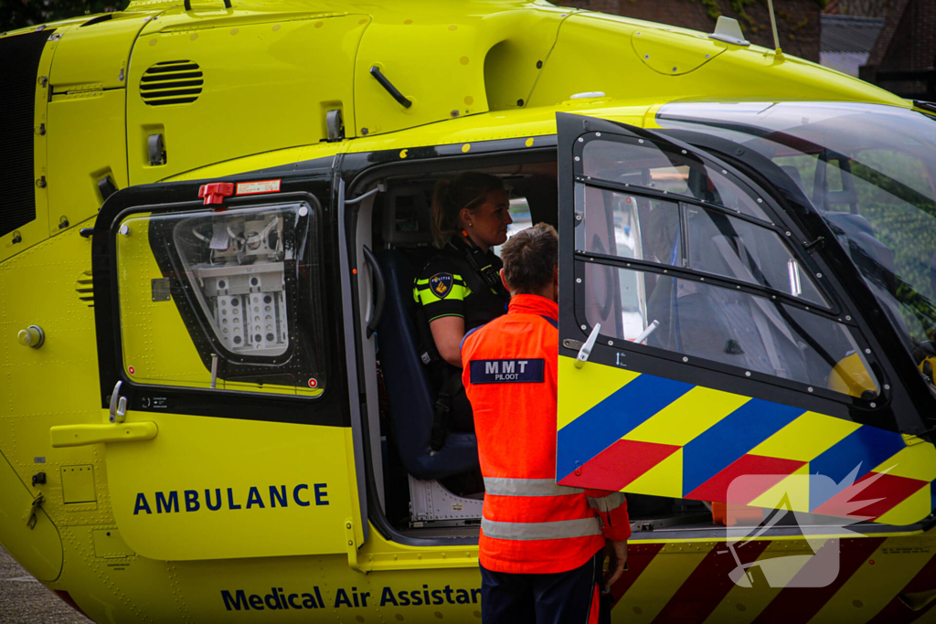 Traumahelikopter landt op parkeerplaats voor medisch incident