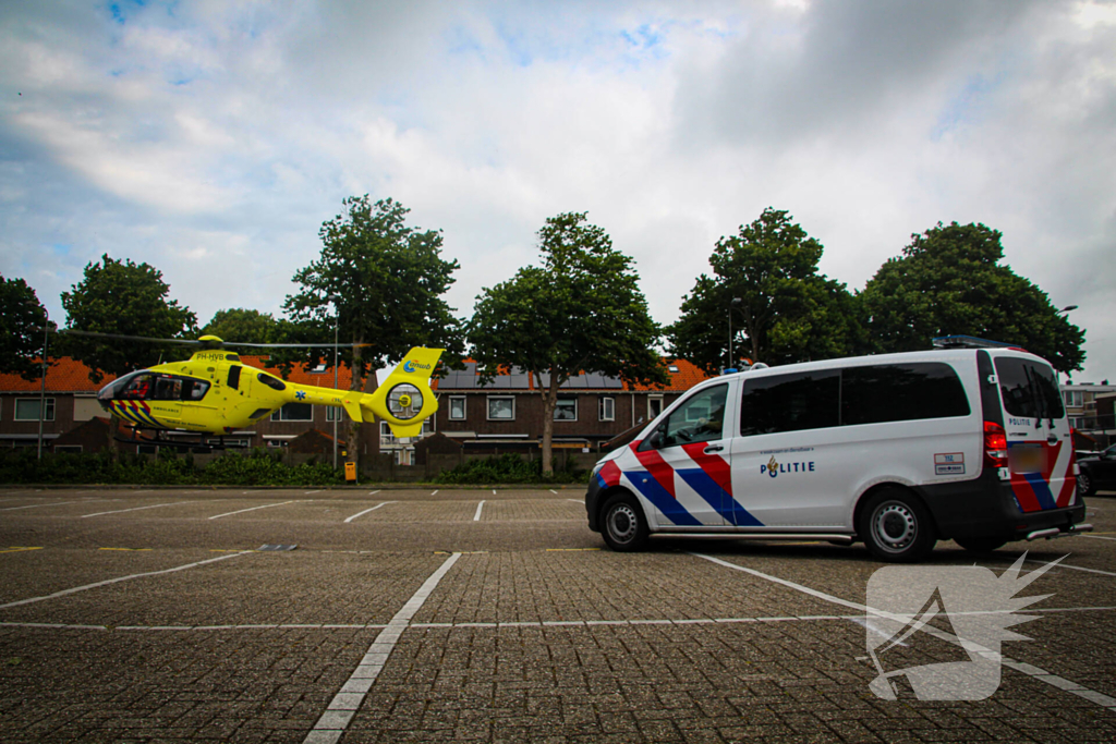 Traumahelikopter landt op parkeerplaats voor medisch incident