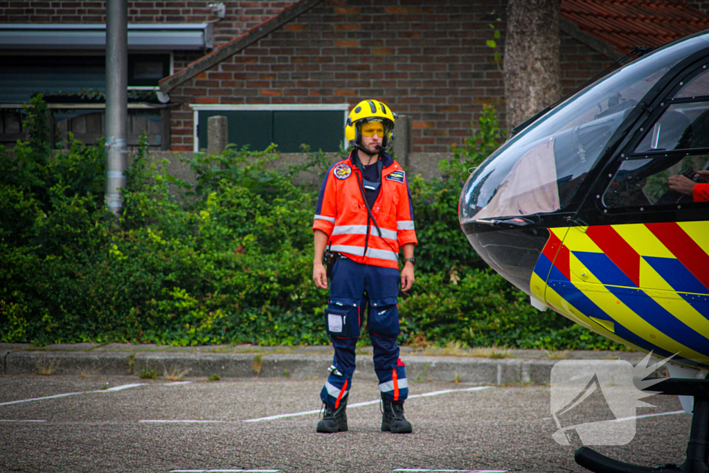 Traumahelikopter landt op parkeerplaats voor medisch incident
