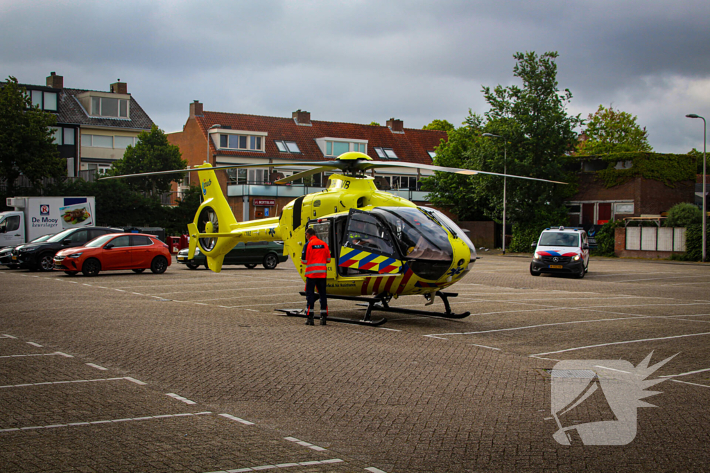 Traumahelikopter landt op parkeerplaats voor medisch incident