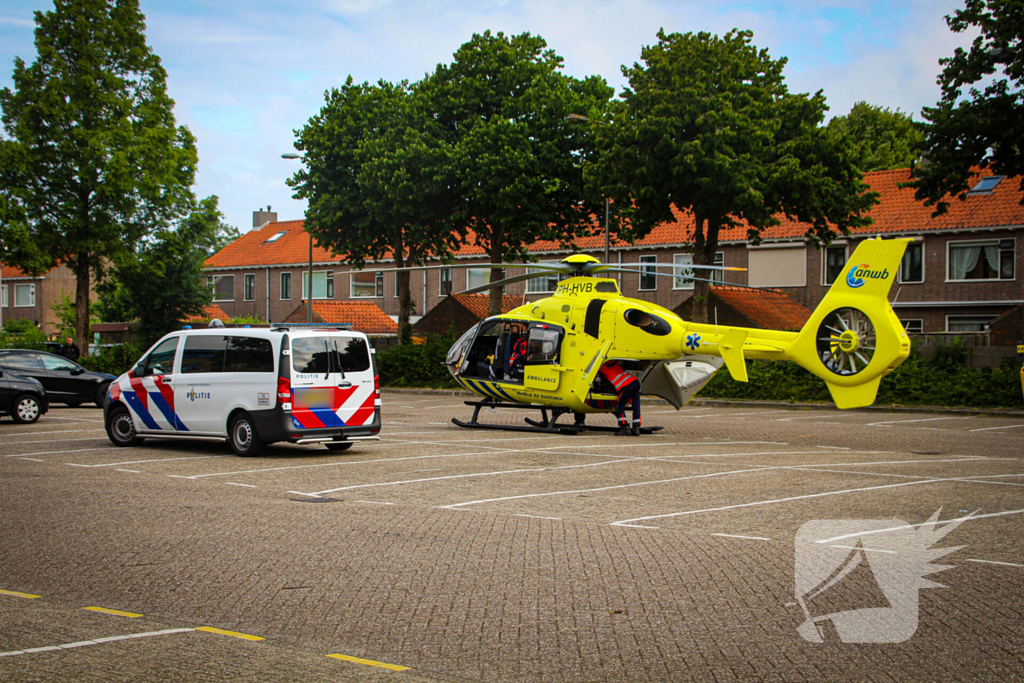Traumahelikopter landt op parkeerplaats voor medisch incident