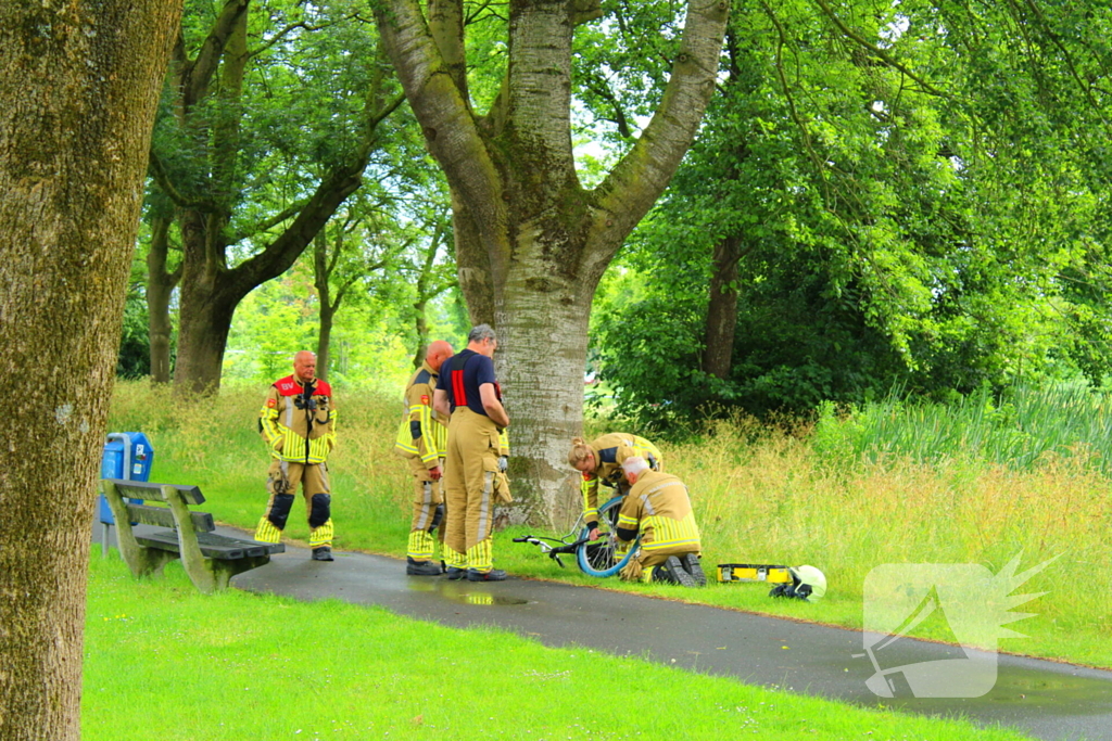 Brandweer bevrijdt vastzittende fietser