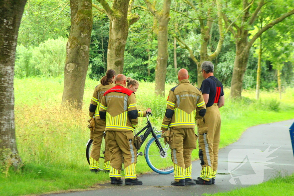 Brandweer bevrijdt vastzittende fietser