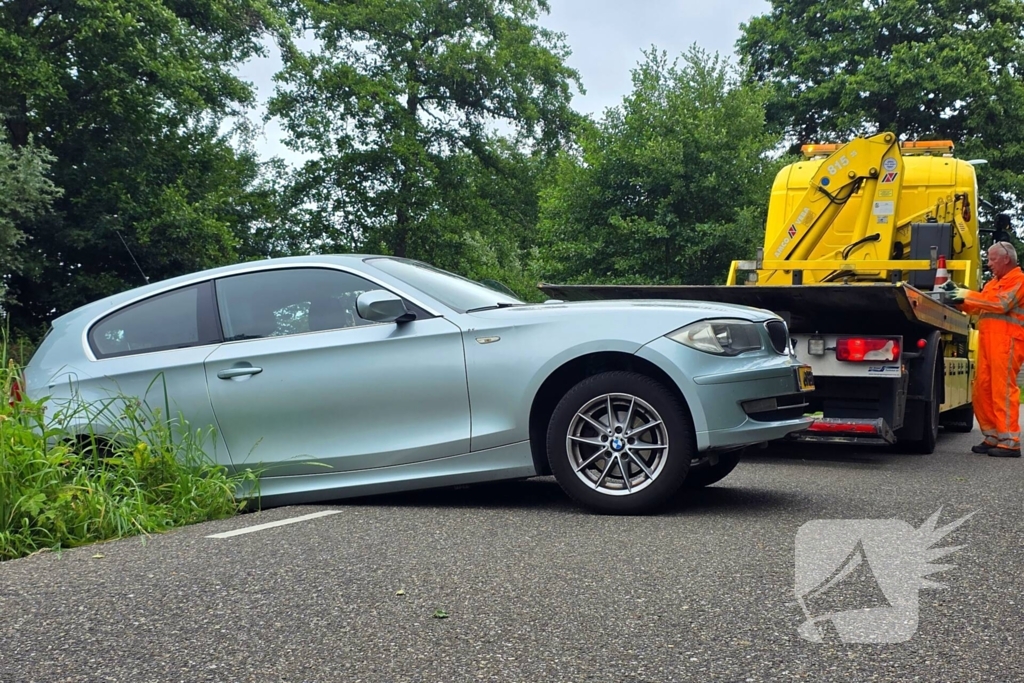 BMW bijna in water door fileontwijking