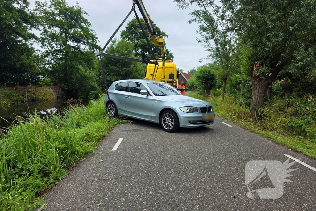 BMW bijna in water door fileontwijking