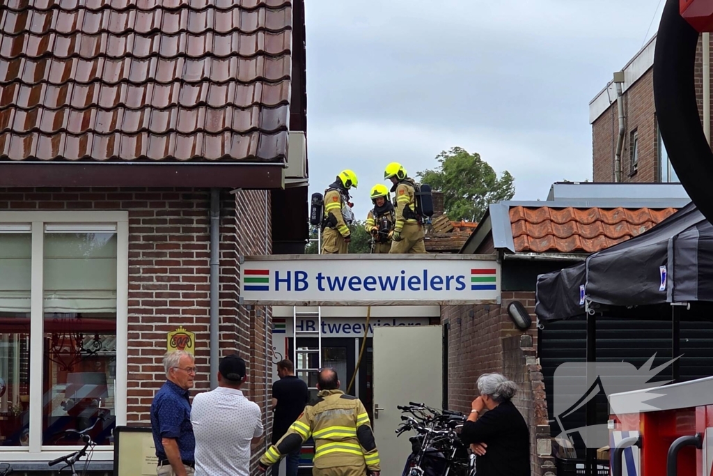Brand op dak van winkel veroorzaakt schade