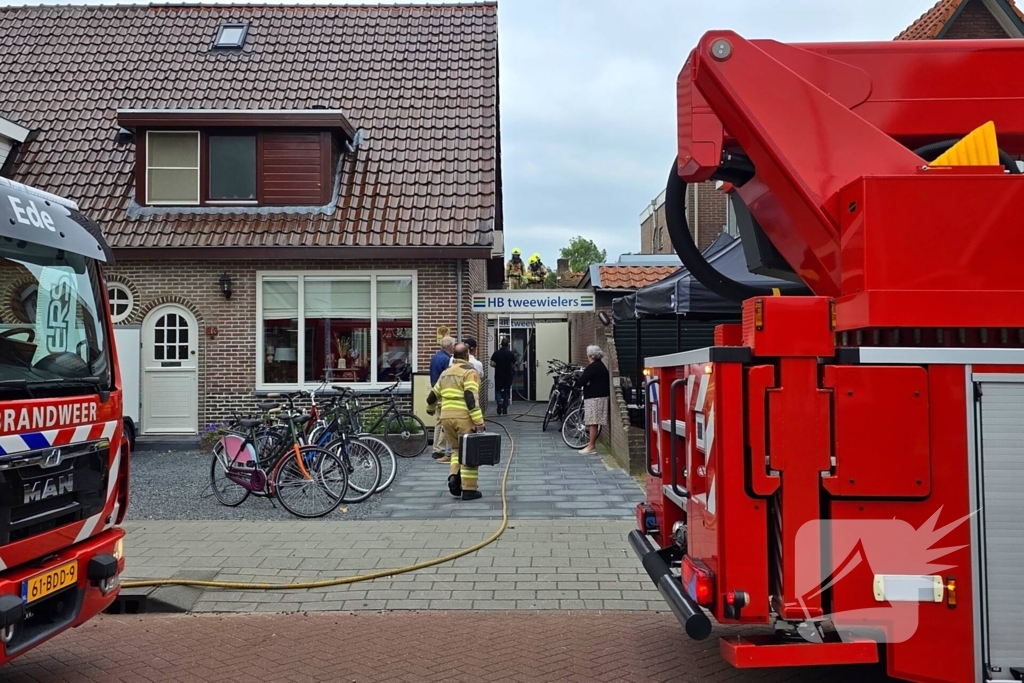 Brand op dak van winkel veroorzaakt schade