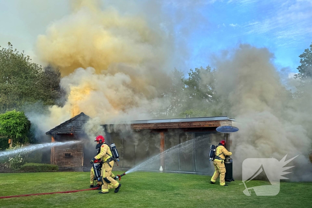 Brandweer staakt blussing wegens uitslaande brand elders