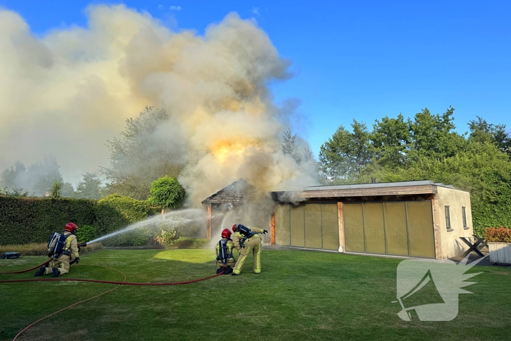 Brandweer staakt blussing wegens uitslaande brand elders