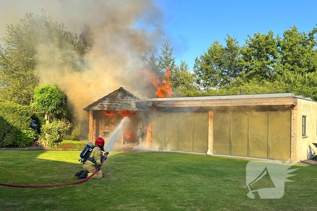Brandweer staakt blussing wegens uitslaande brand elders