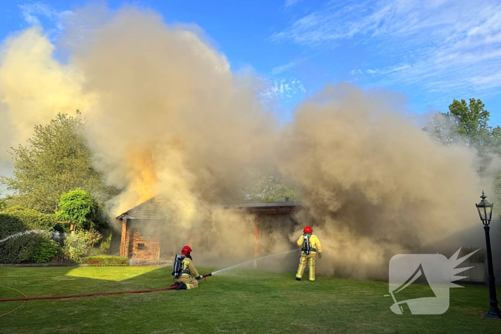 Brandweer staakt blussing wegens uitslaande brand elders