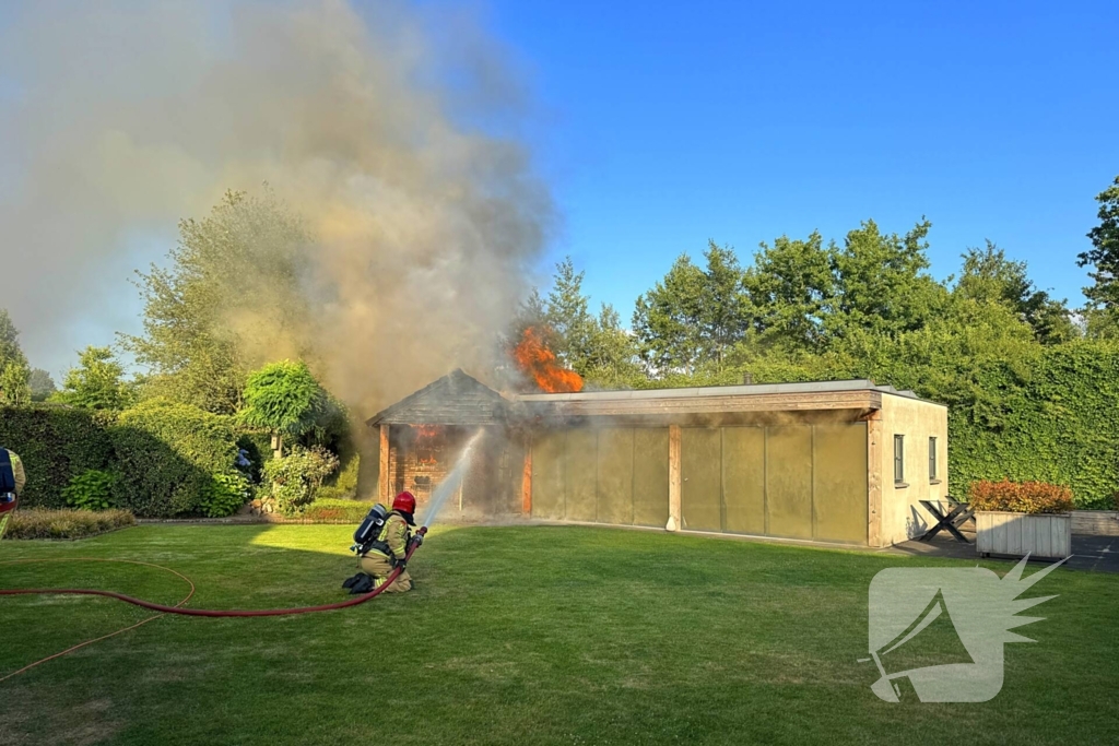 Brandweer staakt blussing wegens uitslaande brand elders