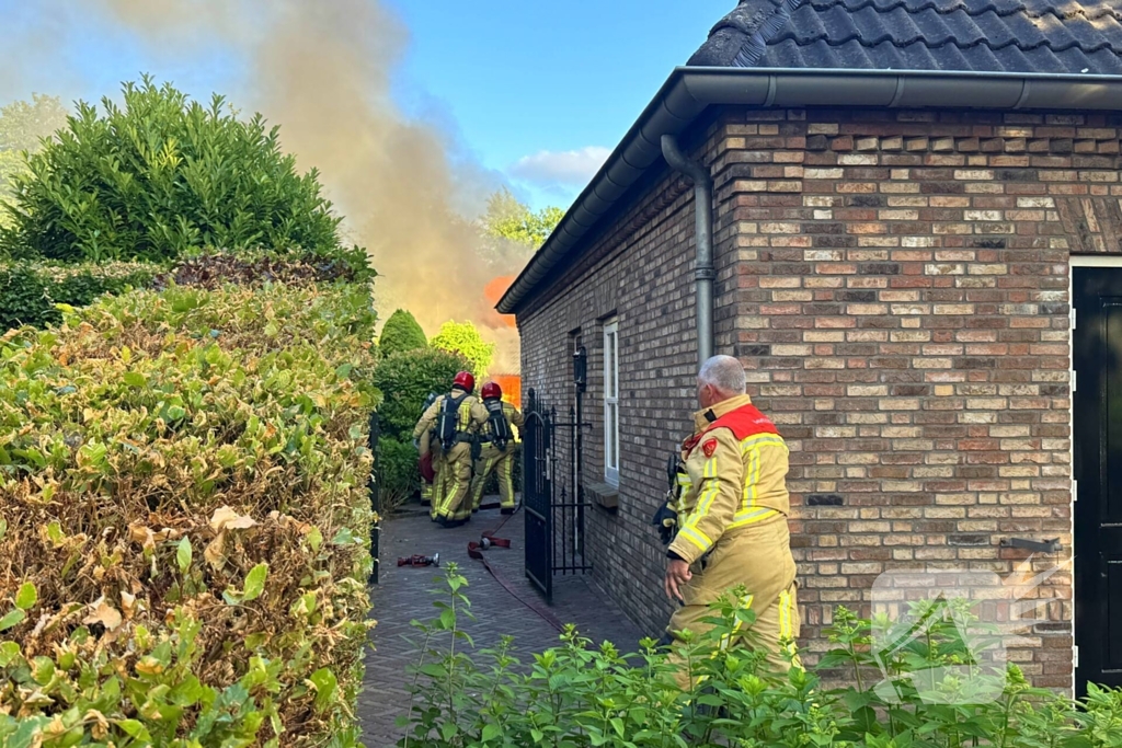 Brandweer staakt blussing wegens uitslaande brand elders