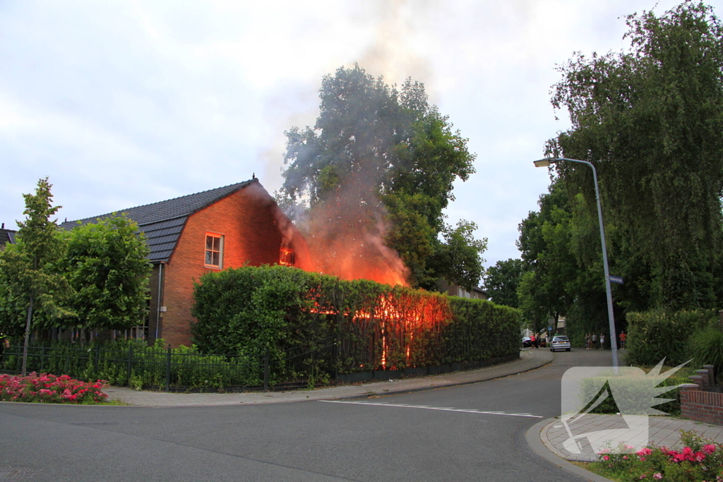 Felle schuurbrand slaat over naar woonhuis, persoon gewond