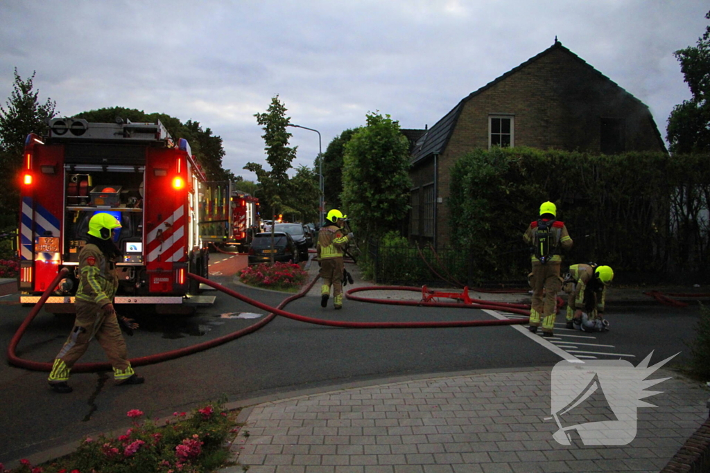 Felle schuurbrand slaat over naar woonhuis, persoon gewond