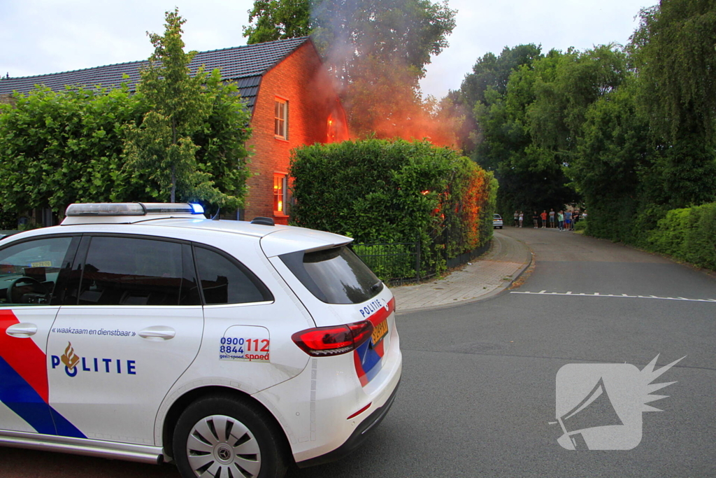 Felle schuurbrand slaat over naar woonhuis, persoon gewond