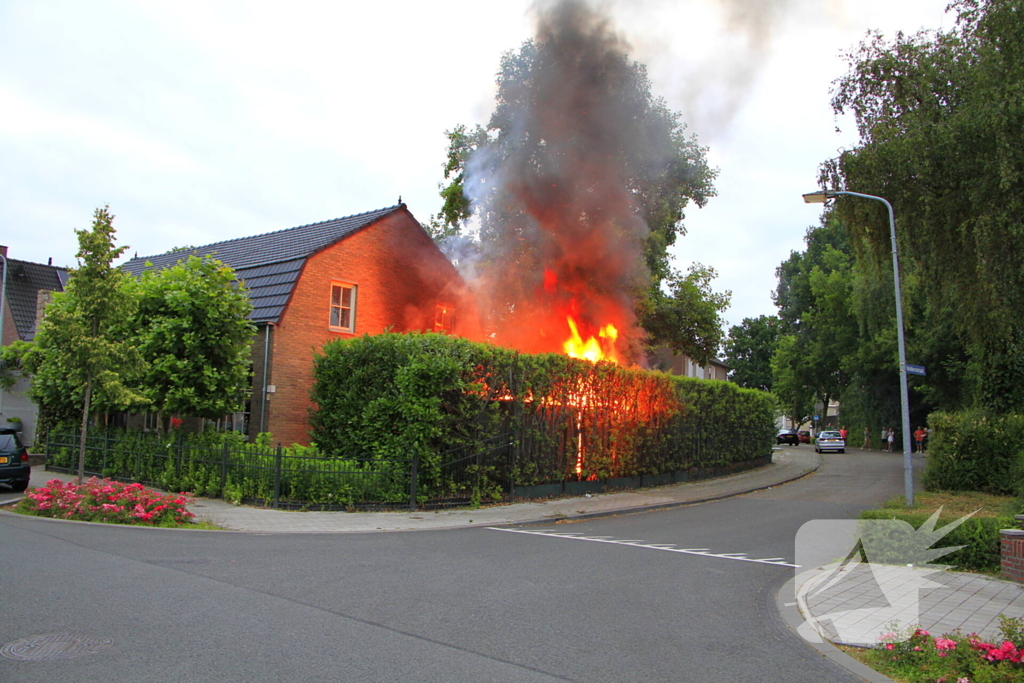 Felle schuurbrand slaat over naar woonhuis, persoon gewond
