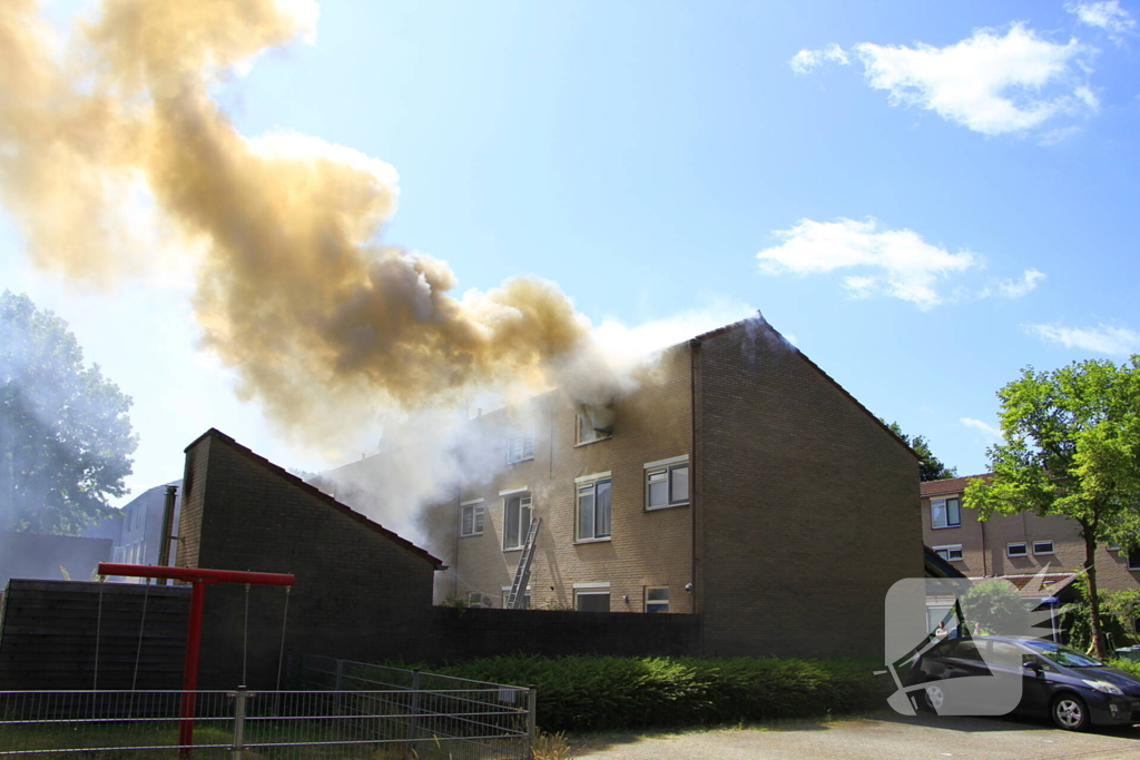 Grote uitslaande brand in woning