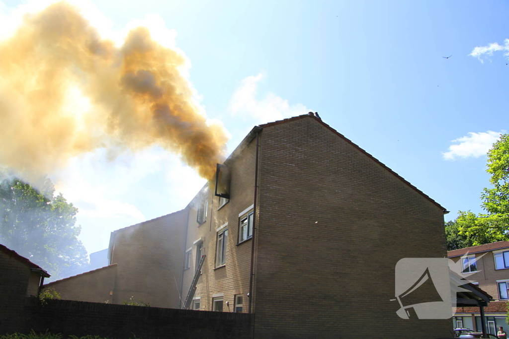Grote uitslaande brand in woning