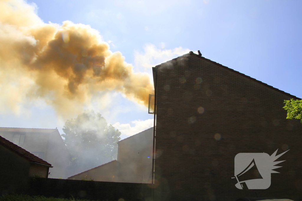 Grote uitslaande brand in woning