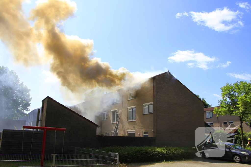 Grote uitslaande brand in woning