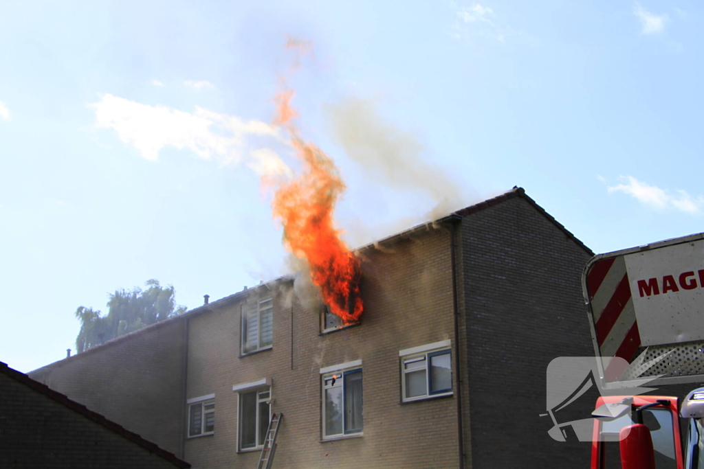 Grote uitslaande brand in woning