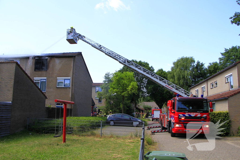 Grote uitslaande brand in woning