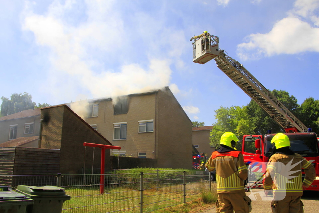 Grote uitslaande brand in woning
