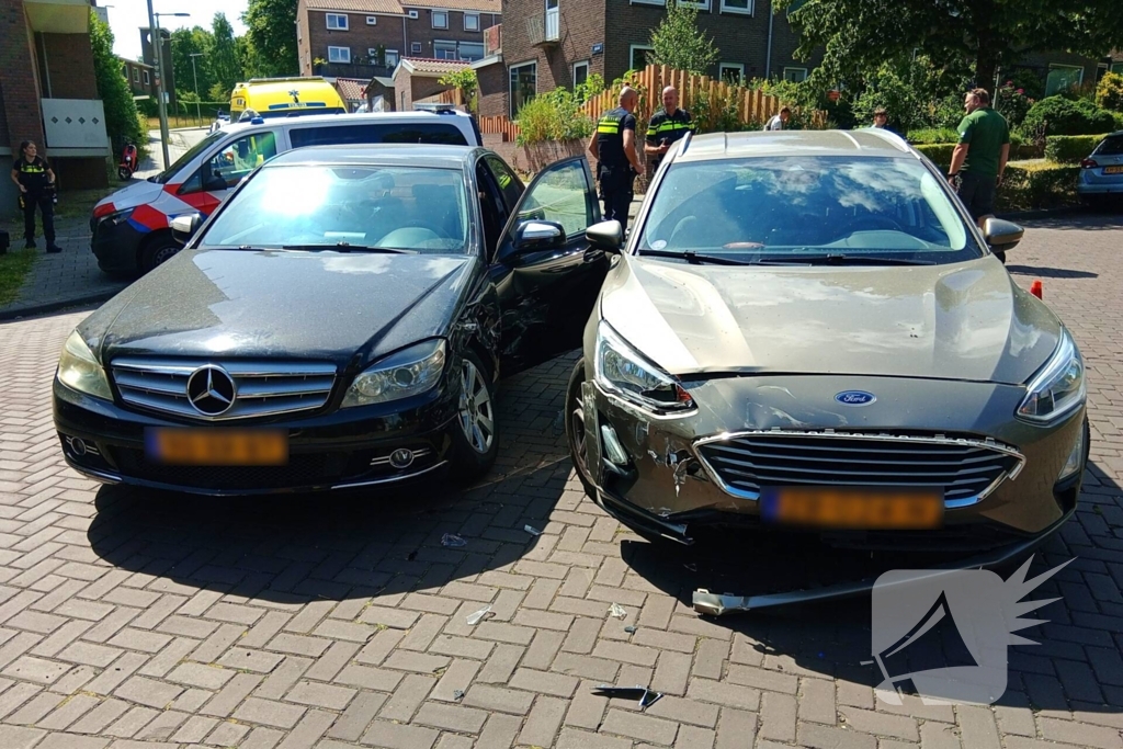 Twee voertuigen betrokken bij aanrijding op bekende kruising