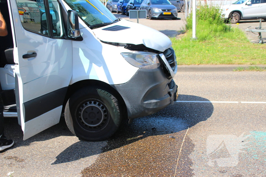 Veel schade bij aanrijding tussen bestelbus en personenauto