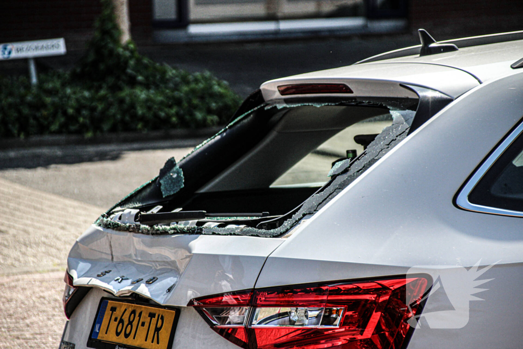 Veel schade bij aanrijding tussen bestelbus en personenauto