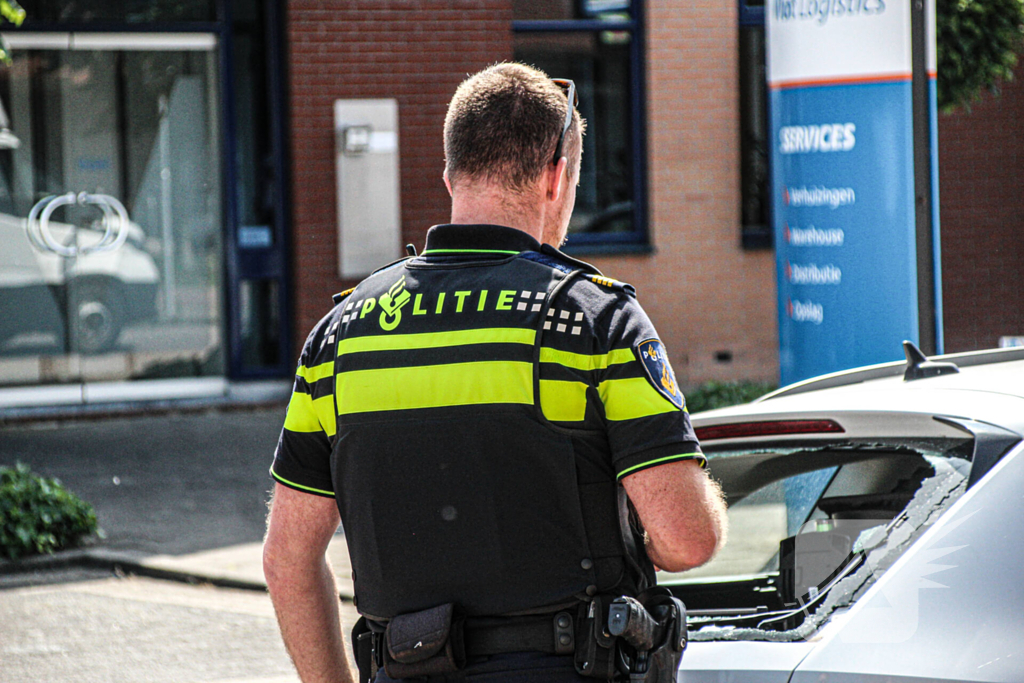 Veel schade bij aanrijding tussen bestelbus en personenauto