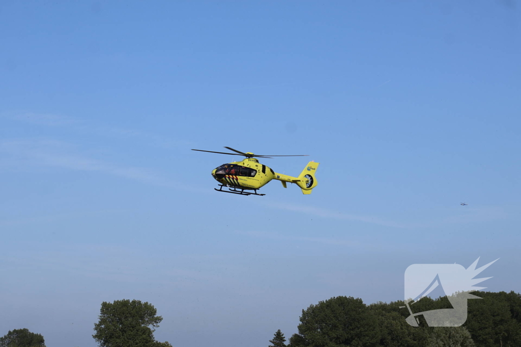 Persoon zwaargewond bij ongeval in weiland