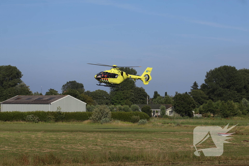 Persoon zwaargewond bij ongeval in weiland