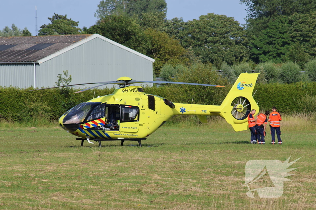 Persoon zwaargewond bij ongeval in weiland