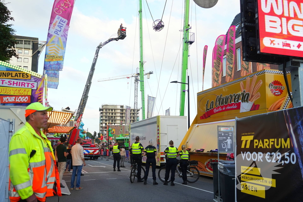 Meisje en jongetje vast in kermisattractie