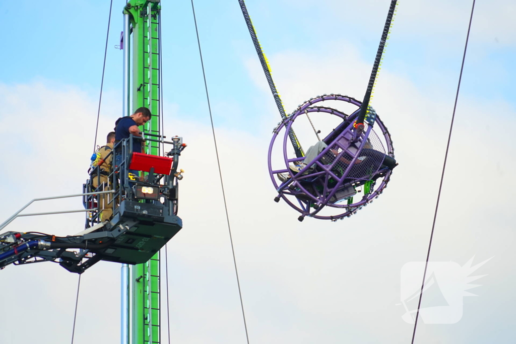 Meisje en jongetje vast in kermisattractie