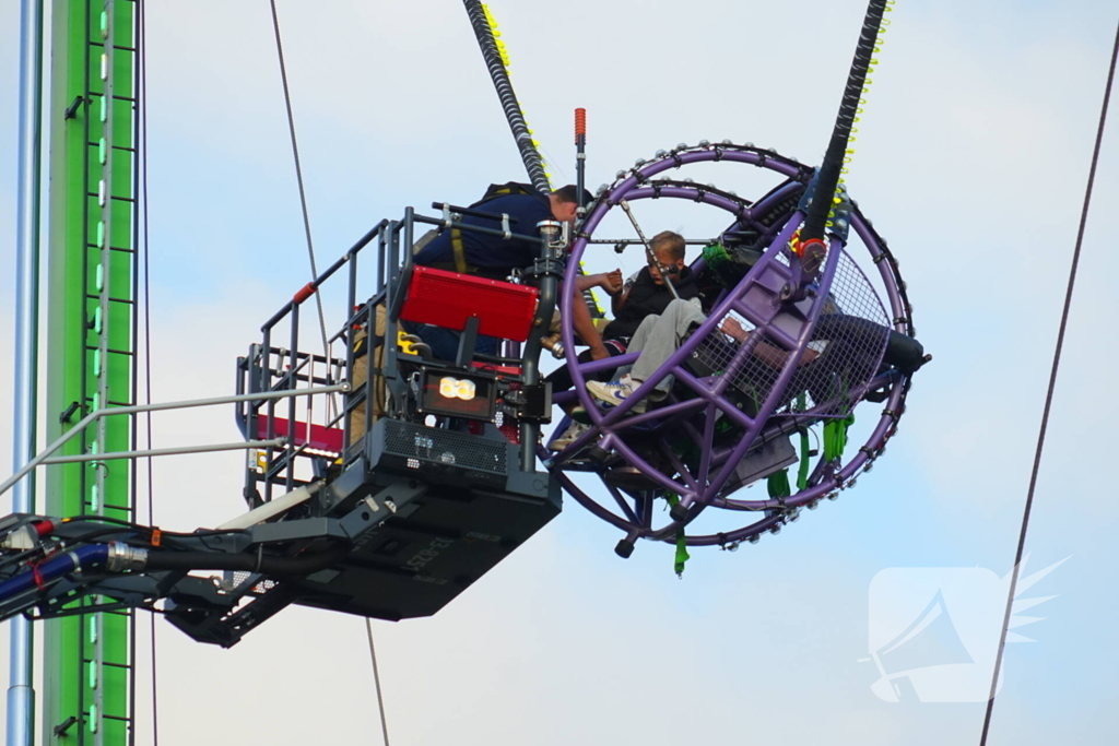 Meisje en jongetje vast in kermisattractie